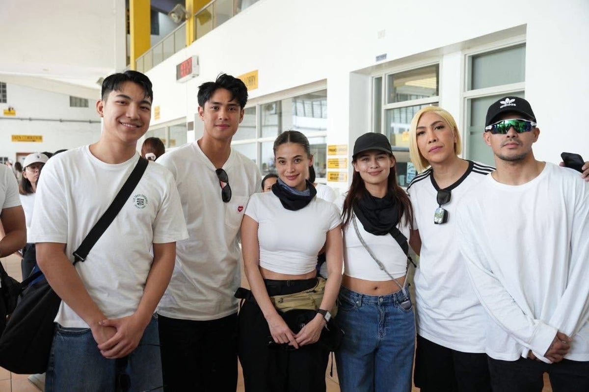 DARREN Espanto, Donny Pangilinan, Anne Curtis, Jasmine Curtis, Vice Ganda and Ion Perez with the Angat Buhay Volunteer Network for the Trillion Peso March.