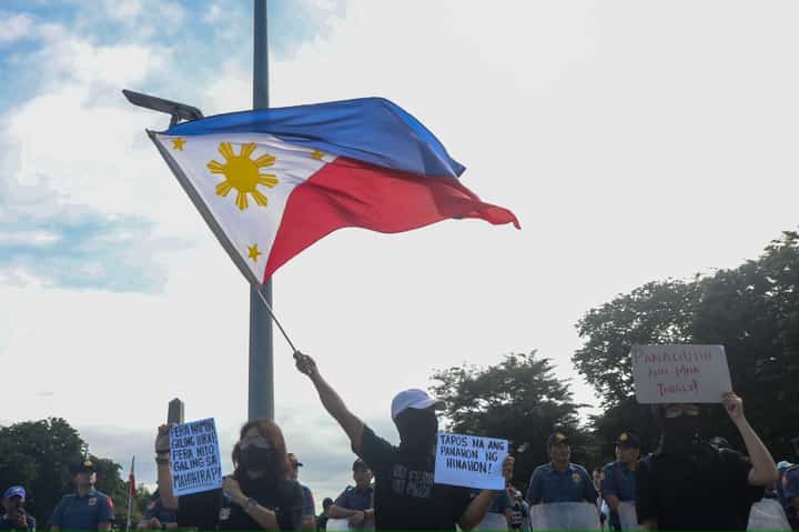 Various sectoral groups marched down to Luneta, Manila on Sunday, 21 September, to voice out concerns in the country, including irregularities and anomalies in the government.