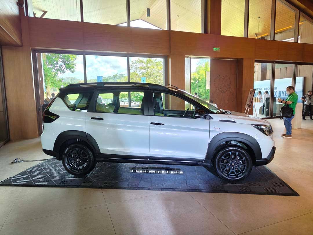 THE side profile shows the all-black roof rails, mirrors, handles and wheels.