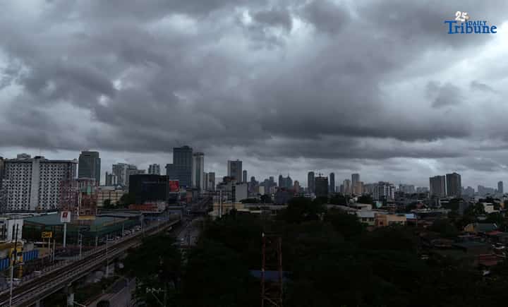 Dark clouds loomed over Metro Manila on Monday, as seen from Quezon City, while Super Typhoon Nando (international name: Ragasa) moved closer to the Babuyan Islands.
PAGASA raised the highest tropical cyclone wind signal in parts of Northern Luzon and warned of possible floods, landslides, and storm surges as the storm intensified.