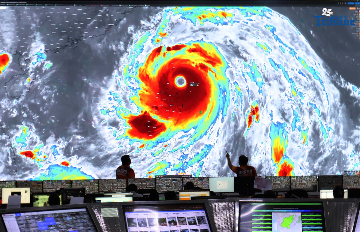 (September 22 2025) Quezon City Disaster Risk Reduction and Management Council personnel monitor the movement of super typhoon “Nando” at the QC Operations Center on Monday, September 22, 2025. The Philippine Atmospheric, Geophysical, and Astronomical Services Administration (PAGASA) warns the public for possible floods, landslides, and storm surges as super typhoon Nando brings moderate to torrential rains while enhancing the southwest monsoon or habagat. Photo/Analy Labor