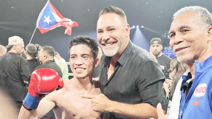 JAYSON Vayson gets starstruck by Oscar De La Hoya, who was left impressed by his
performance against Oscar Collazo.