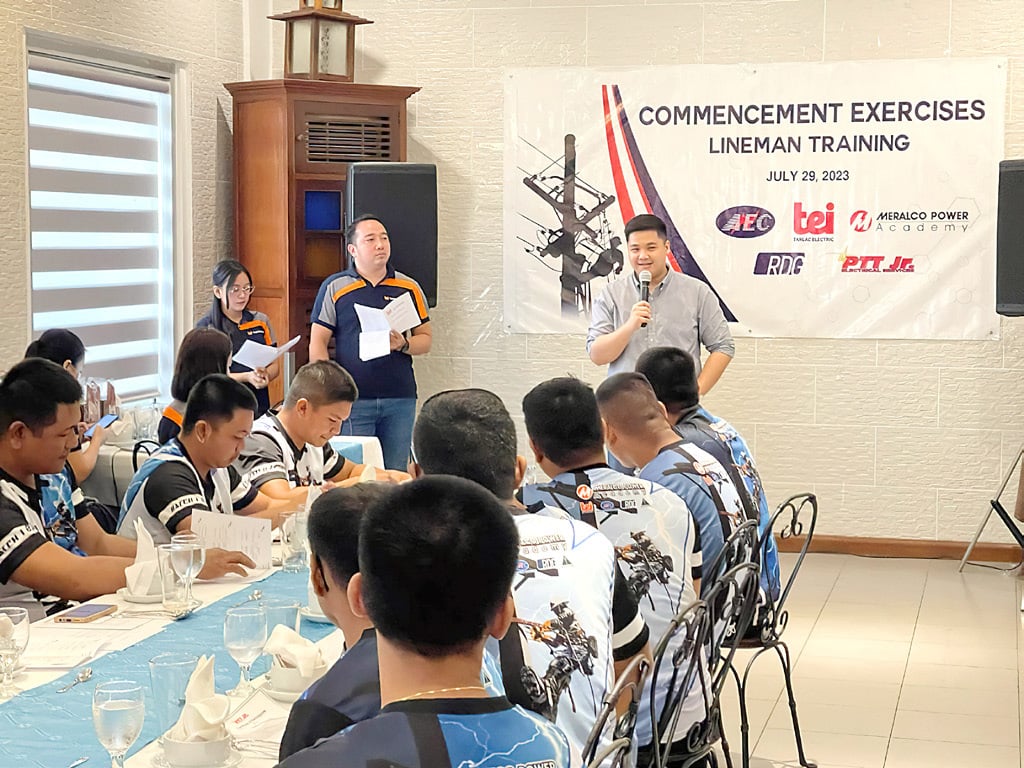 Powering progress. Meralco, through its educational arm the Meralco Power Academy (MPA), is empowering rural cooperatives through training
and shared solutions. Seen in the photo is a lineman training program led by MPA.