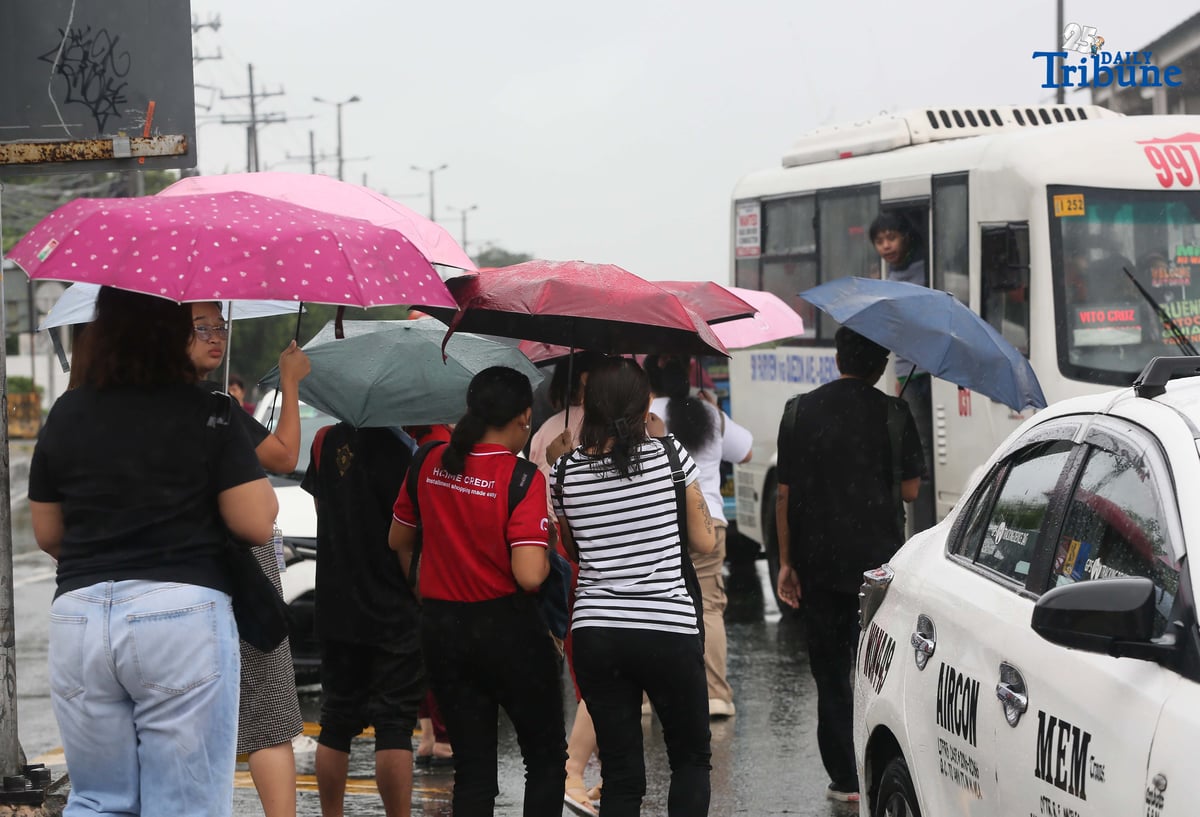 (September 23 2025) Commuters used umbrella to protect them selves from the rain brought by super typhoon Nando, while waiting a public transport along Commonwealth in Quezon City on Tuesday September 23 2025. Photo/Analy Labor