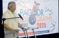 PAGCOR chairperson and CEO Alejandro H. Tengco congratulates the winners of this year’s Photography Competition.