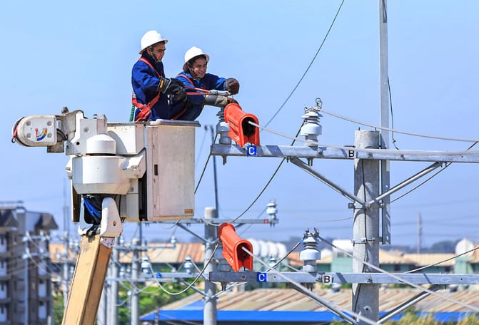 Active partner in nation-building. As the country’s largest power utility, Meralco is committed to supporting nation-building by supporting the country’s growing energy demand with reliable and stable electricity service. Seen in the photo are Meralco linecrew at work.