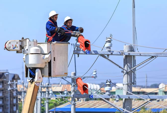 Active partner in nation-building. As the country’s largest power utility, Meralco is committed to supporting nation-building by supporting the country’s growing energy demand with reliable and stable electricity service. Seen in the photo are Meralco linecrew at work.