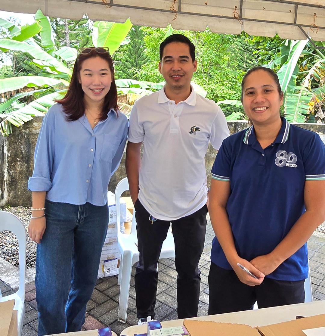 Unilab’s Ferdinand Cruzado flanked by Julianne Chua
and Jam Entera.