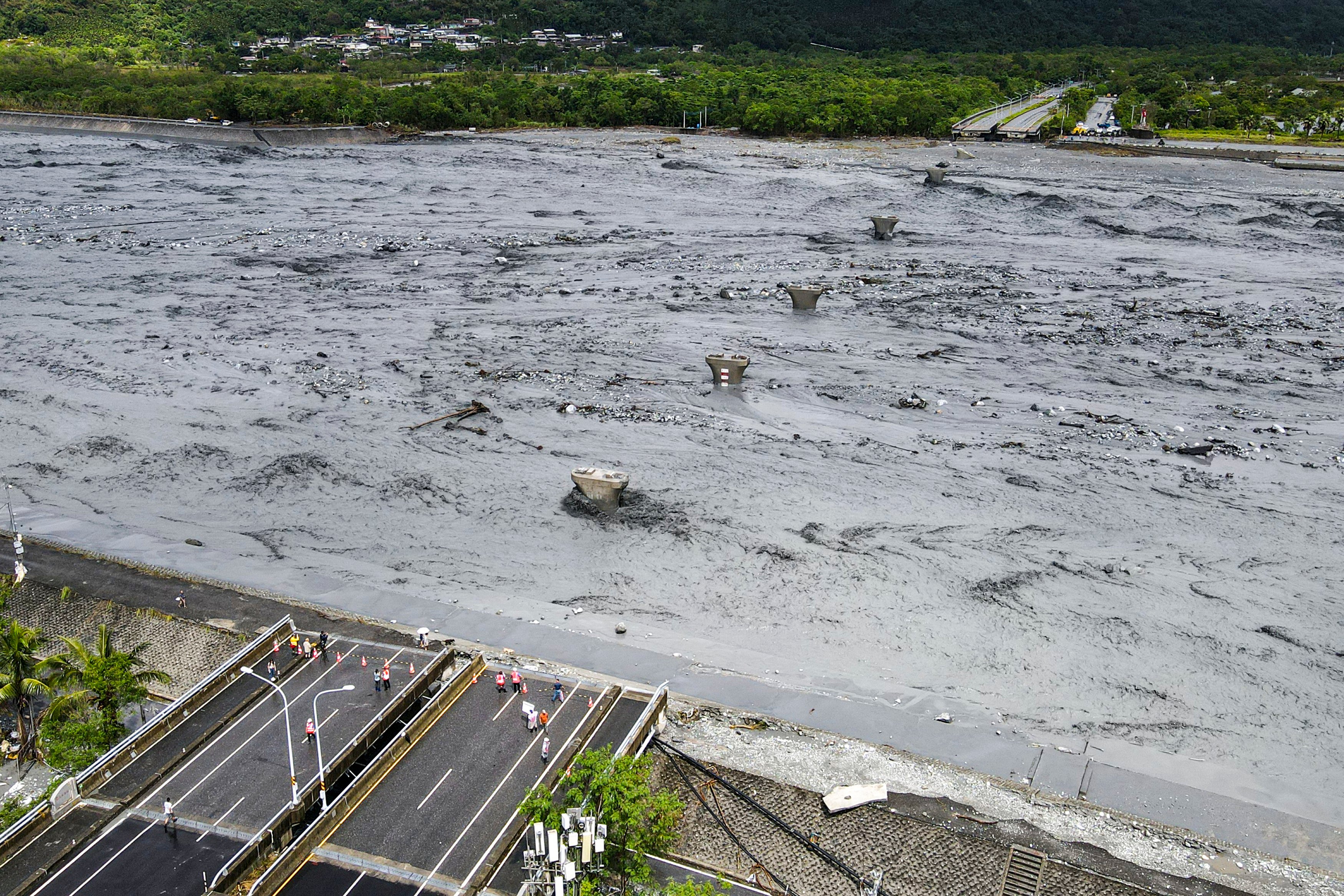 Taiwan barrier lake bursts, kills 17