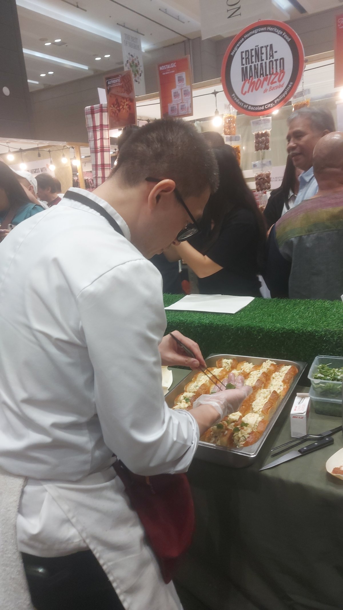 A NEGRENSE chef preparing sandwiches.