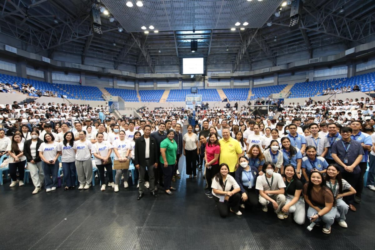 Binay kicks off internship program
