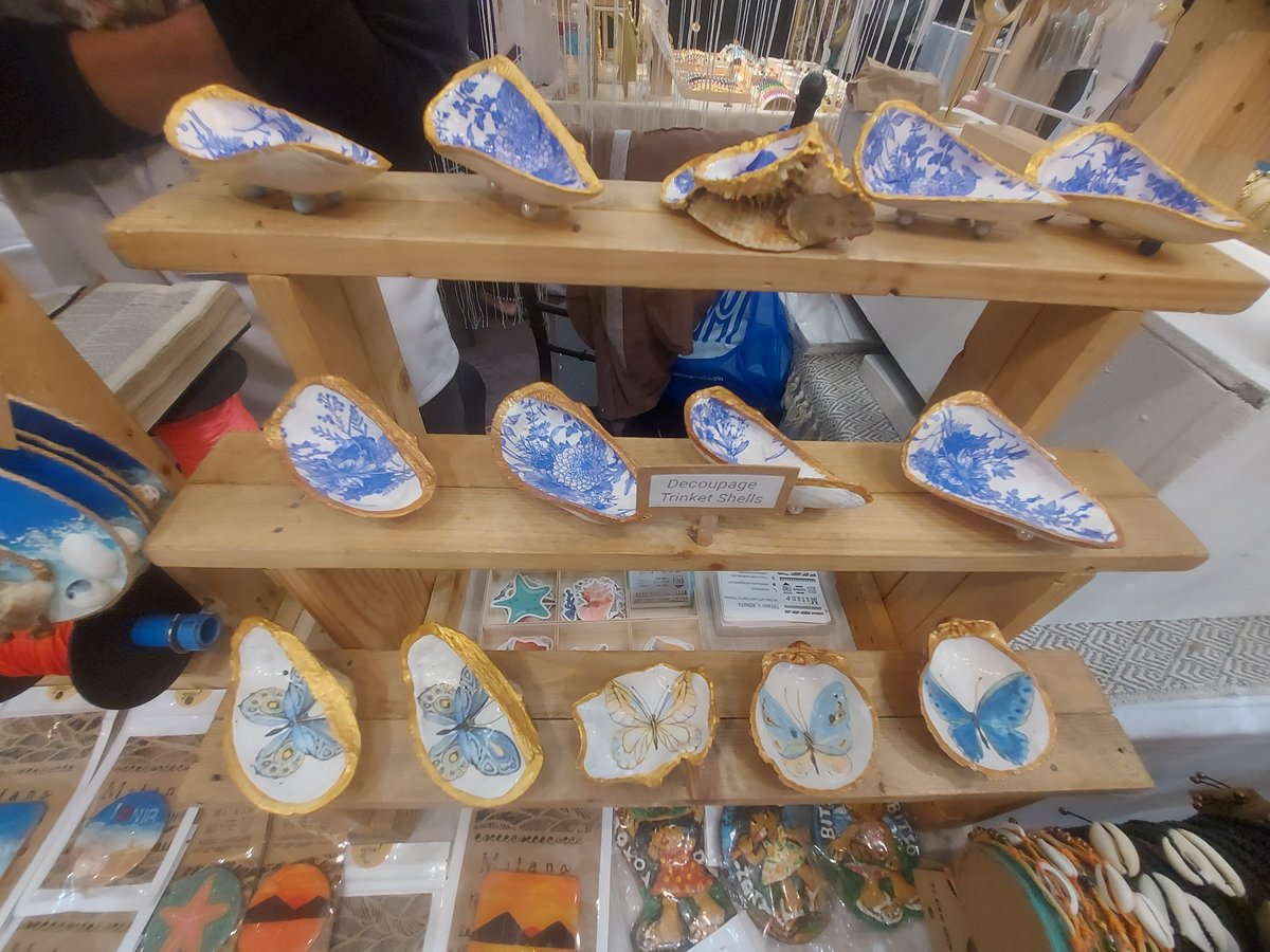 Shell ornaments with porcelain print.