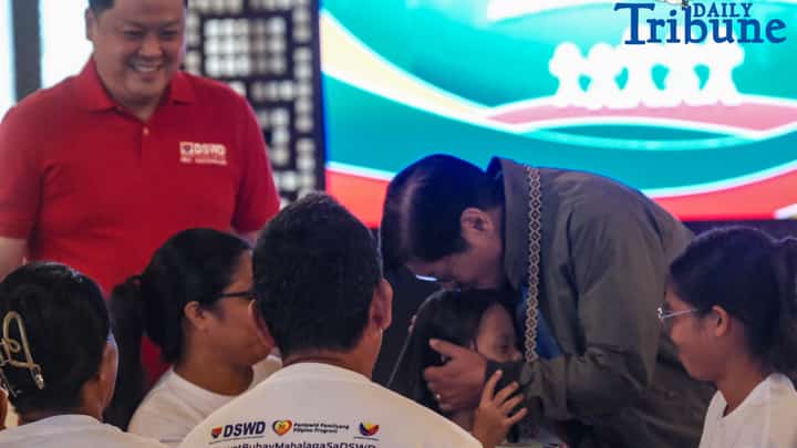 President Ferdinand R. Marcos Jr. kisses the crown of a child from a Pantawid Pamilyang Pilipino Program (4Ps) family during the Kumustahan Ng Pamilyang Matatag event at Kalayaan Hall, Malacañang Palace on Sept. 26, 2025.
Marcos announced the reallocation of nearly ₱36 billion from DPWH flood control funds to the Department of Social Welfare and Development to support programs like Assistance to Individuals in Crisis Situations (AICS) and the Sustainable Livelihood Program (SLP). The event also honored 18 exemplary 4Ps families in celebration of National Family Week.