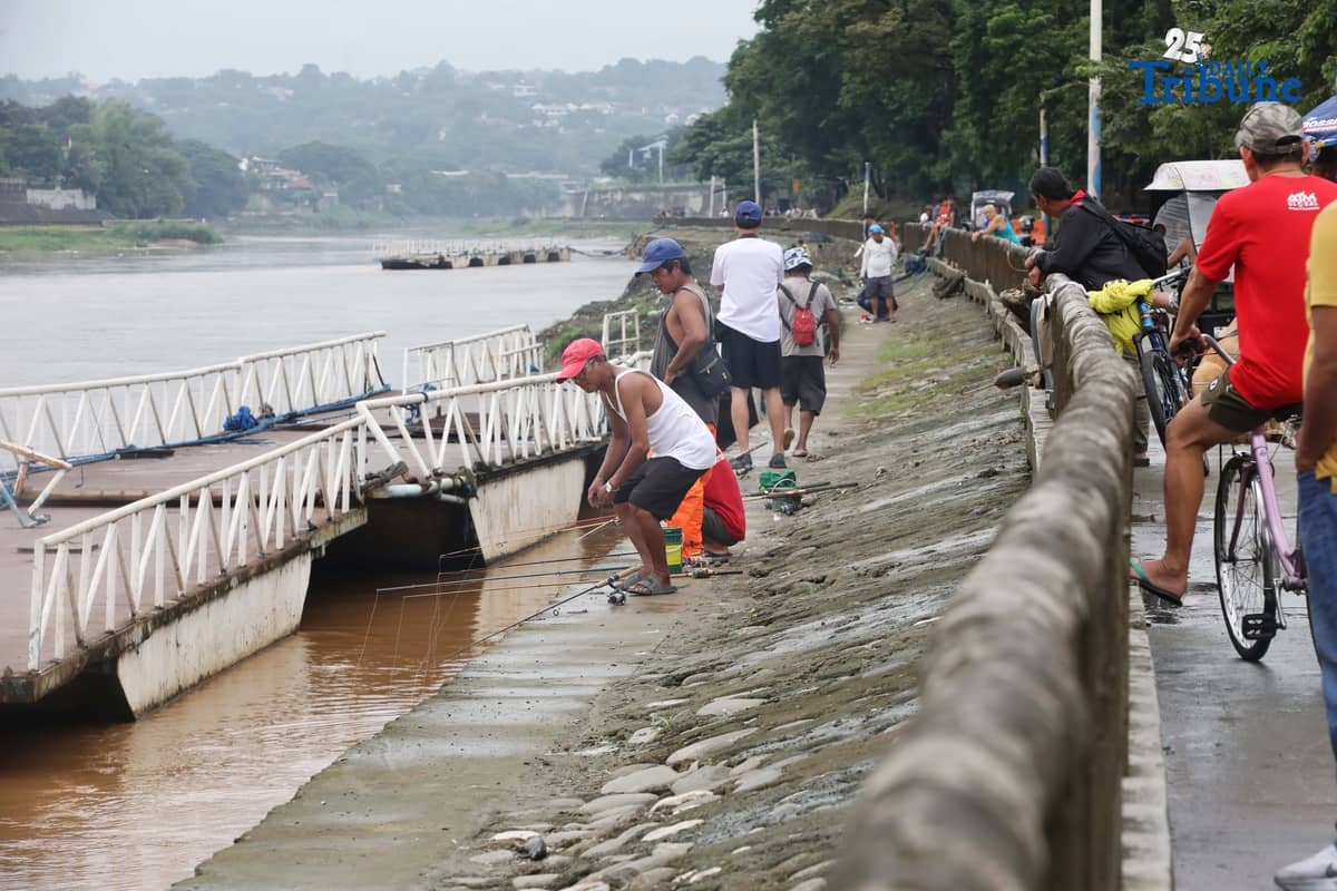 People were seen fishing along the Marikina River at Marikina River Park on Friday, September 26, 2025, as Typhoon Opong weakened into a severe tropical storm.
Opong, previously classified as a typhoon, was downgraded by PAGASA, which warned the public to remain on alert for possible hazards, including floods, landslides, and storm surges.