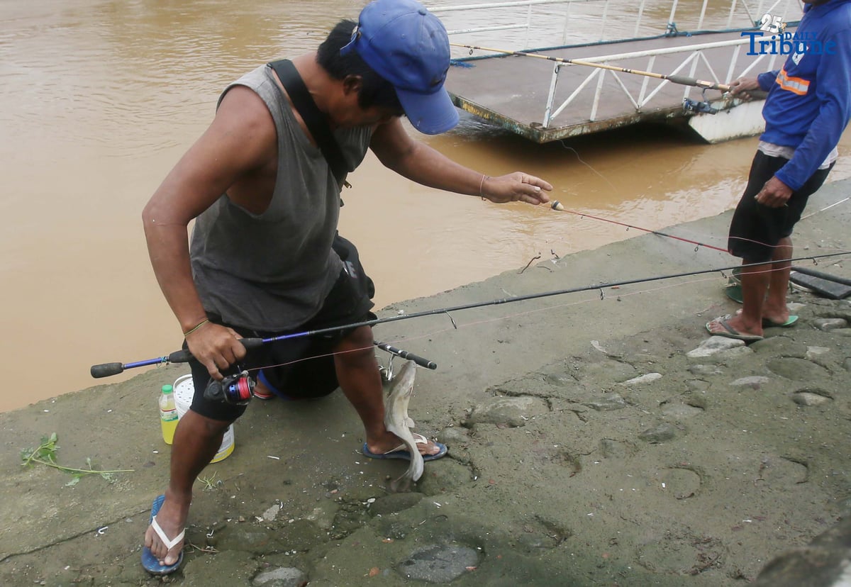 A man caught a catfish using a fishing rod along the normal-level Marikina River at Marikina Park on Friday afternoon, September 26, 2025.
Typhoon Opong has weakened into a severe tropical storm, PAGASA said, but warned residents to remain alert for hazards such as floods, landslides, and storm surges.
Photo by Analy Labor
