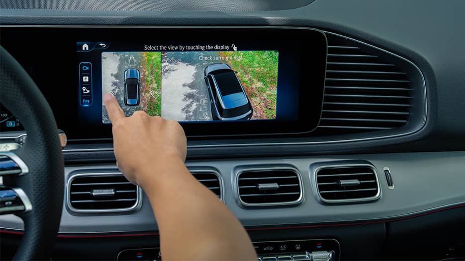 THE GLE’s 360-degree camera helps drivers see their surroundings more clearly in tight spaces.