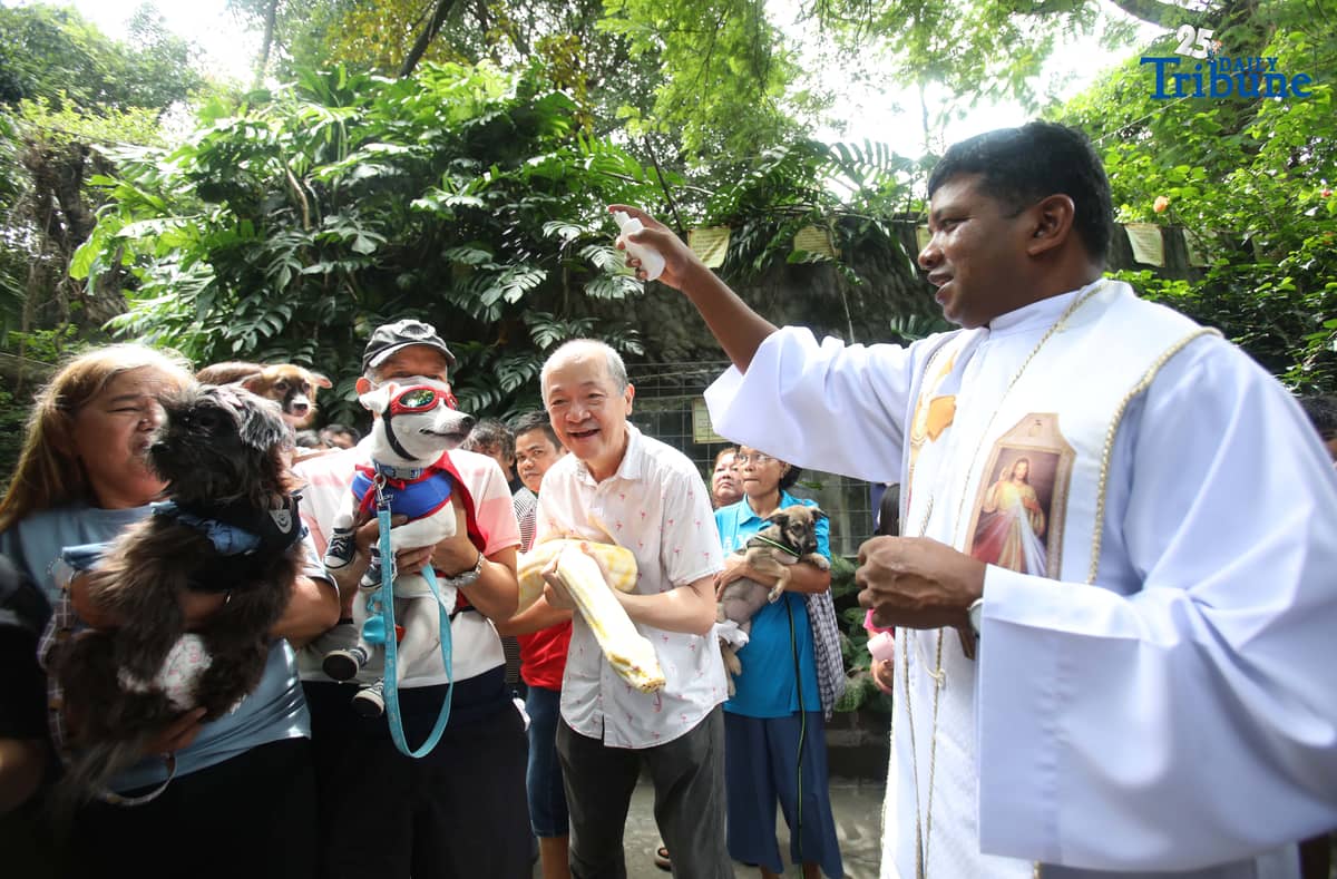 Malabon Zoo founder Manny Tangco and pet owners joined a blessing ceremony in advance celebration of World Animal Day and the Feast of St. Francis of Assisi at Malabon Zoo on Saturday, September 27, 2025. Participants also availed of free vaccinations, deworming, and activities promoting responsible pet ownership and love for animals. Families toured the zoo, learned more about wildlife care, and joined the call to reconnect with nature.