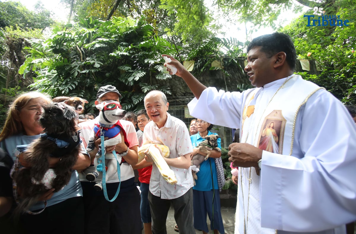 Malabon Zoo founder Manny Tangco and pet owners joined a blessing ceremony in advance celebration of World Animal Day and the Feast of St. Francis of Assisi at Malabon Zoo on Saturday, September 27, 2025. Participants also availed of free vaccinations, deworming, and activities promoting responsible pet ownership and love for animals. Families toured the zoo, learned more about wildlife care, and joined the call to reconnect with nature.