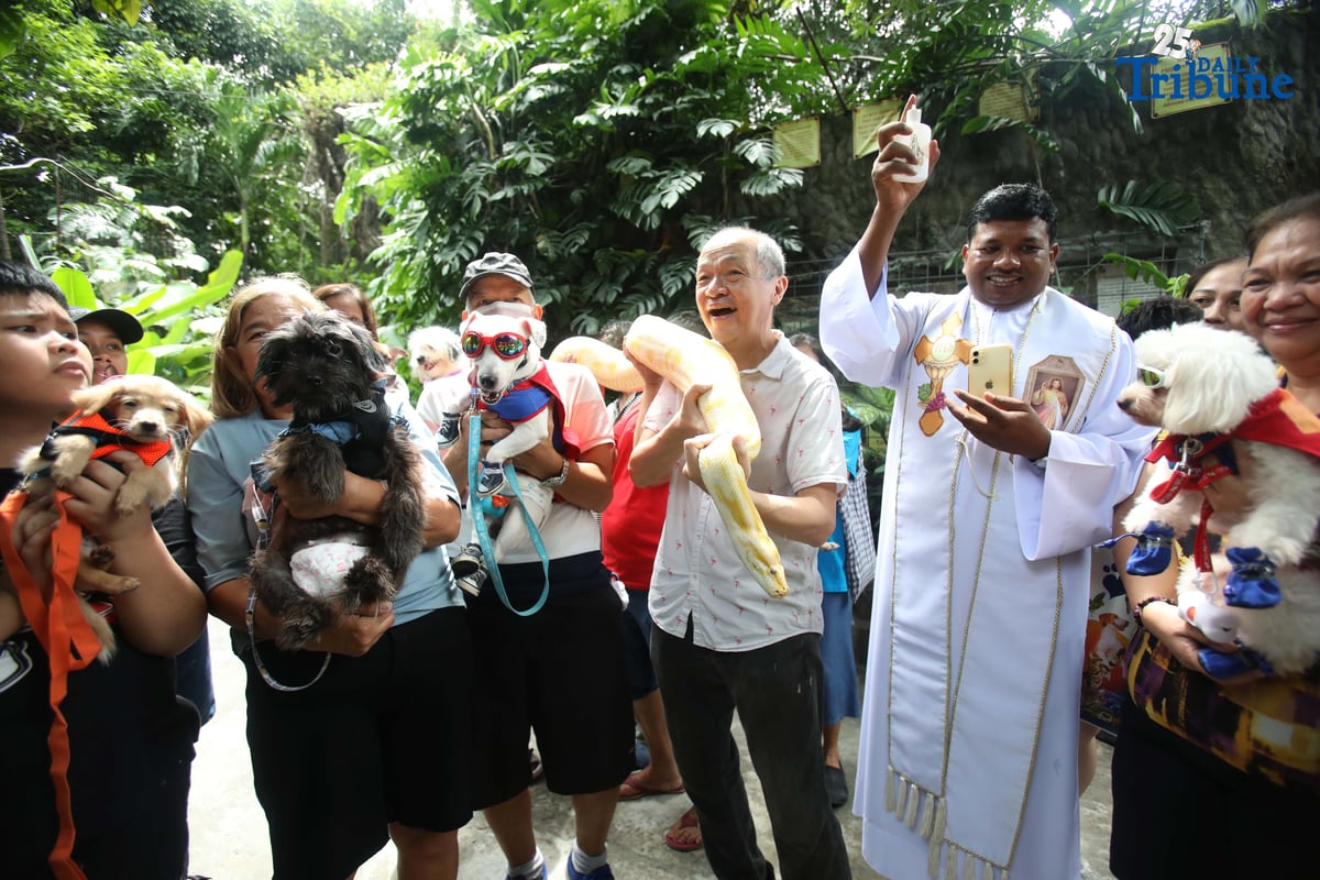 Pets, families join World Animal Day festivities at Malabon Zoo