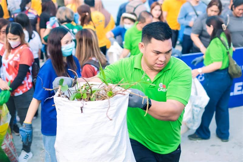 A volunteer at SM City Mindpro in Zamboanga.