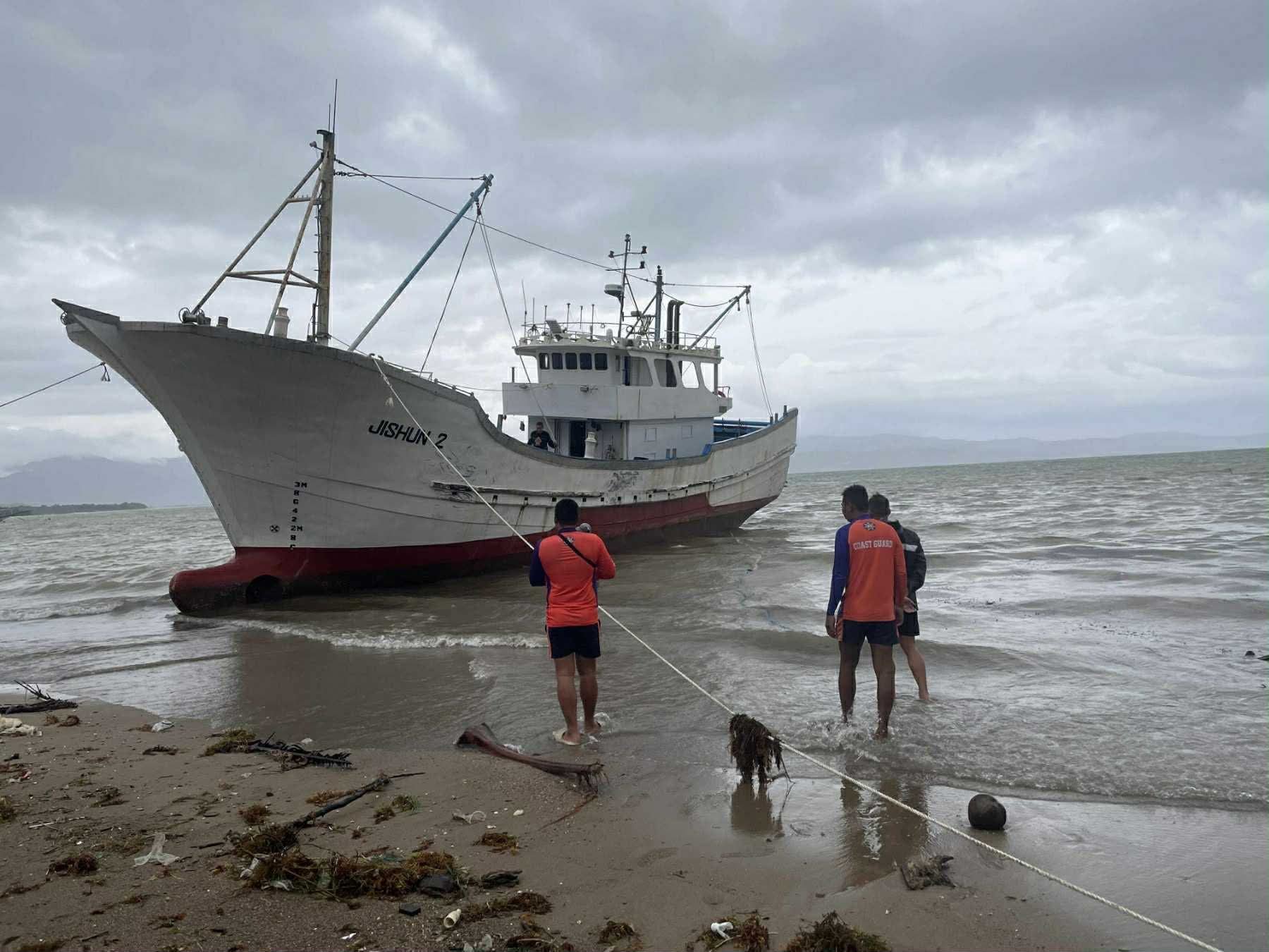 Fishing vessel runs aground in Occidental Mindoro