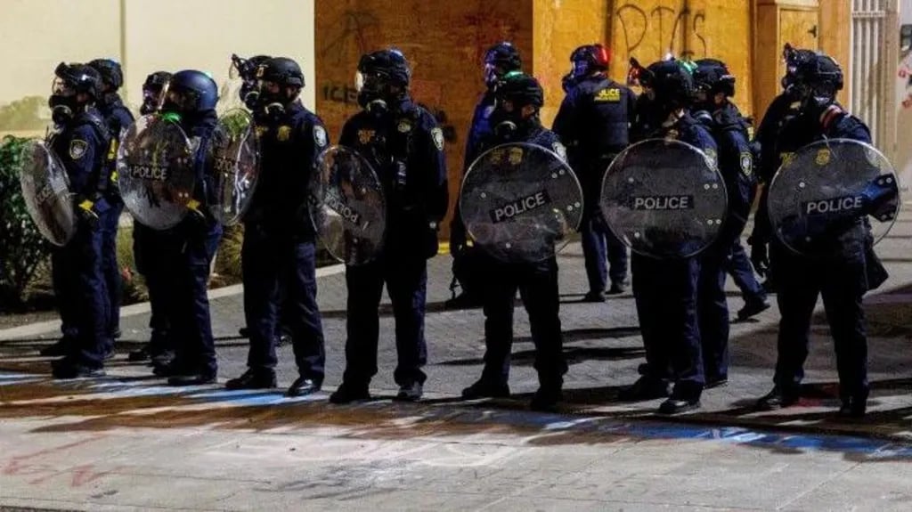 Trump sends troops to Portland 