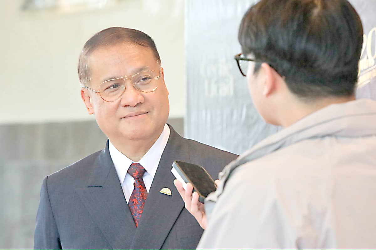 Daily Tribune reporter Jason Mago receives a rundown from GM De Leon regarding BCC’s efforts to modernize and thus expedite the provision of a more efficient service.