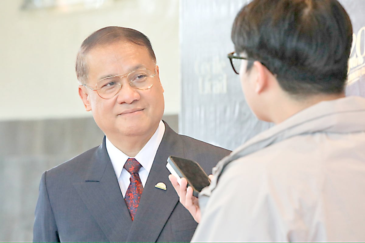 Daily Tribune reporter Jason Mago receives a rundown from GM De Leon regarding BCC’s efforts to modernize and thus expedite the provision of a more efficient service.