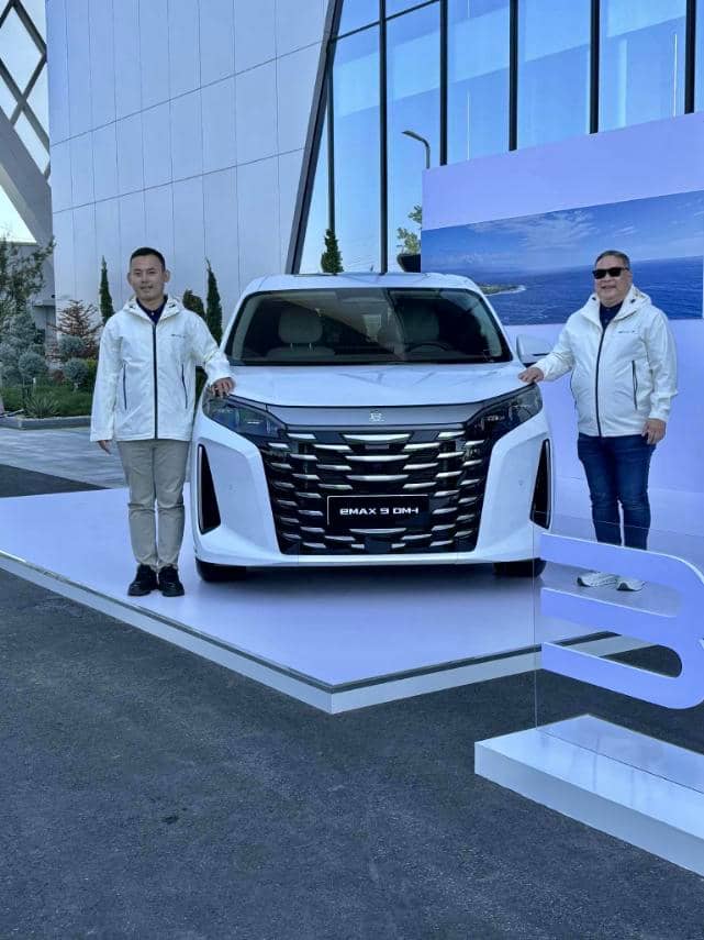 BYD PH executives: Bob Palanca general manager (right) and Adam Hu country manager present the new BYD Emax 9 DM-i.