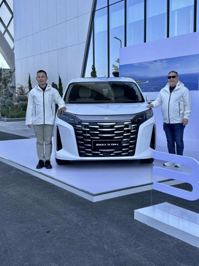 BYD PH executives: Bob Palanca general manager (right) and Adam Hu country manager present the new BYD Emax 9 DM-i.
