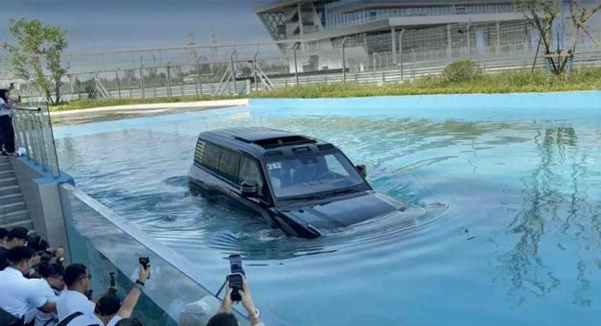 SUV BYD Yangwang U8 can float on water, propelled by its four wheels.
