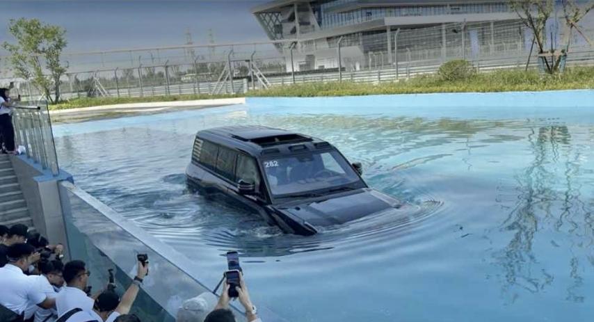 SUV BYD Yangwang U8 can float on water, propelled by its four wheels.
