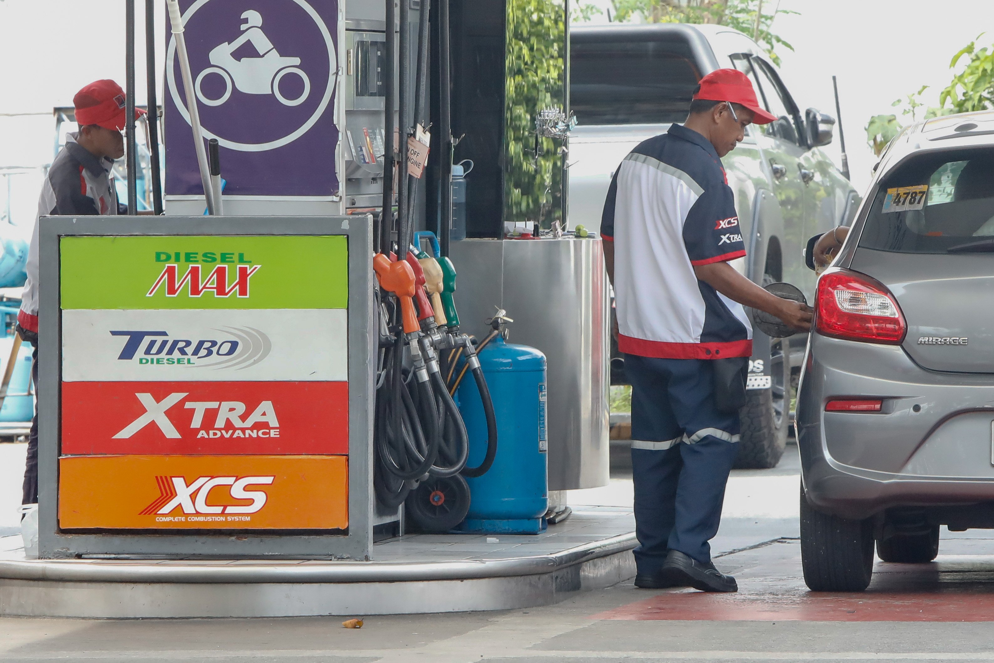 Pump prices split: Gasoline drops, diesel up