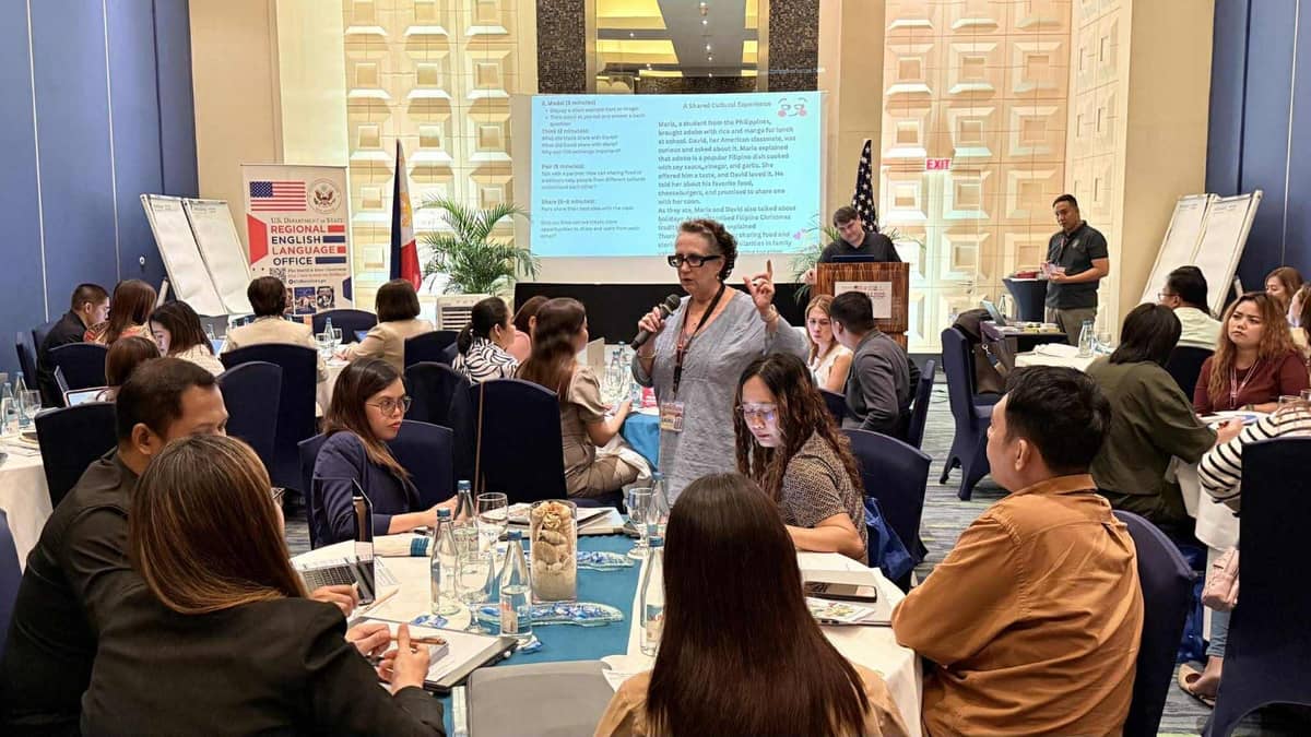 Left: U.S. Embassy Regional English Language Officer Jeff McIlvenna and English Language Fellows Laura Roach, Maryann Miller, and Michael Schapiro (seated) join 48 Filipino teachers at “The Educator’s Edge: Mastering Literacy, AI, and Critical Thought" workshop organized by the U.S. Embassy in Mactan, Cebu, on September 26.
Right: English Language Fellow Laura Roach leads a session on integrating AI in English language instruction.