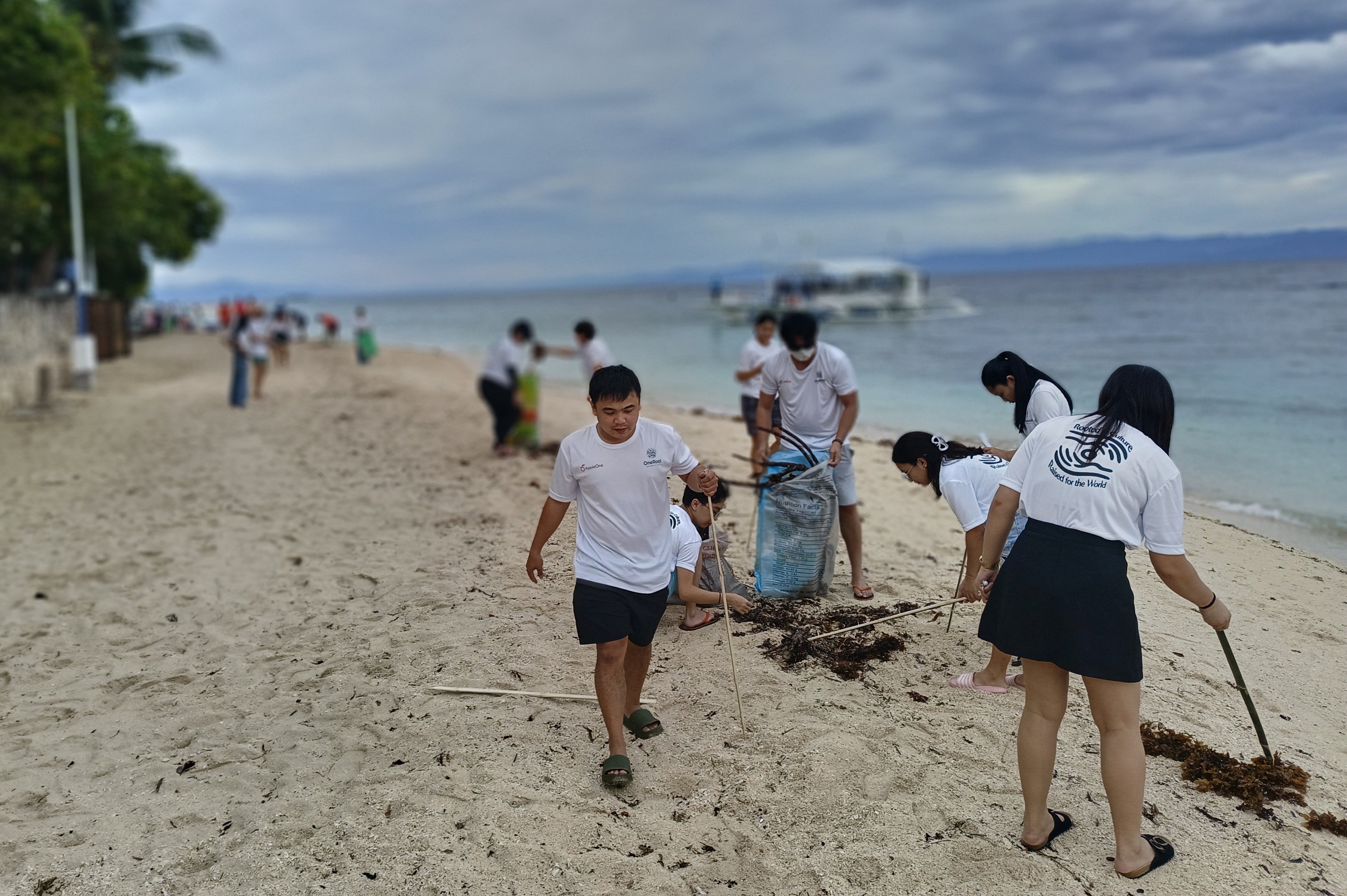 Moalboal hosts international coastal cleanup