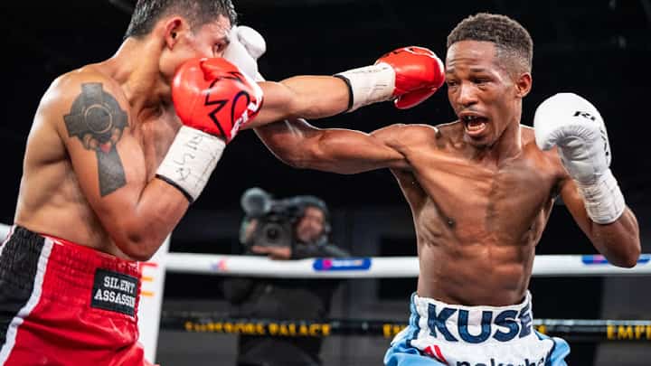 Siyakholwa Kuse (right) fires his way to a unanimous decision win over Filipino Samuel Salva in their duel last May.