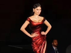 Pia Wurtzbach returns to L’Oréal Runway at Paris Fashion Week