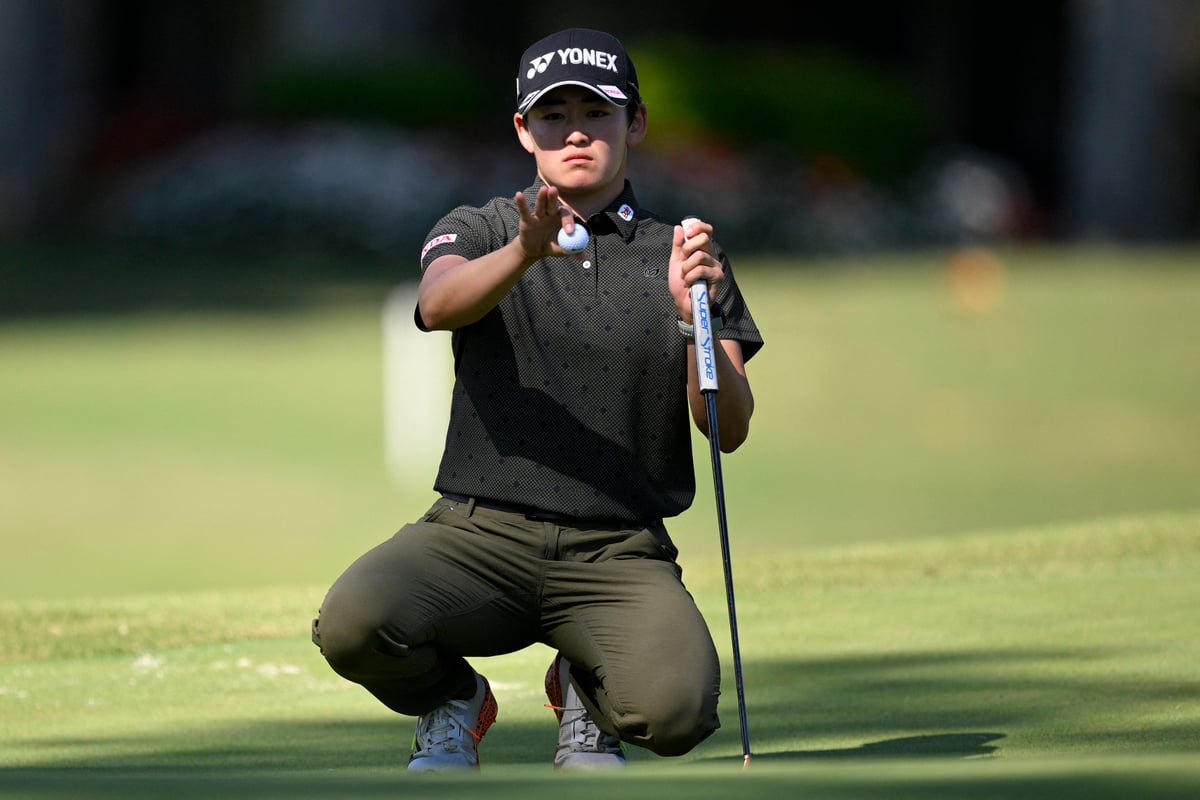 Iwai fires 64, grabs LPGA lead