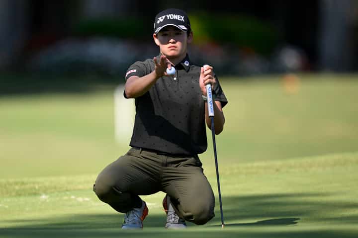 AKIE Iwai knocks down nine birdies for an eight-under-par 64 to seize a one-shot lead in the US LPGA Lotte Championship in Hawaii.
