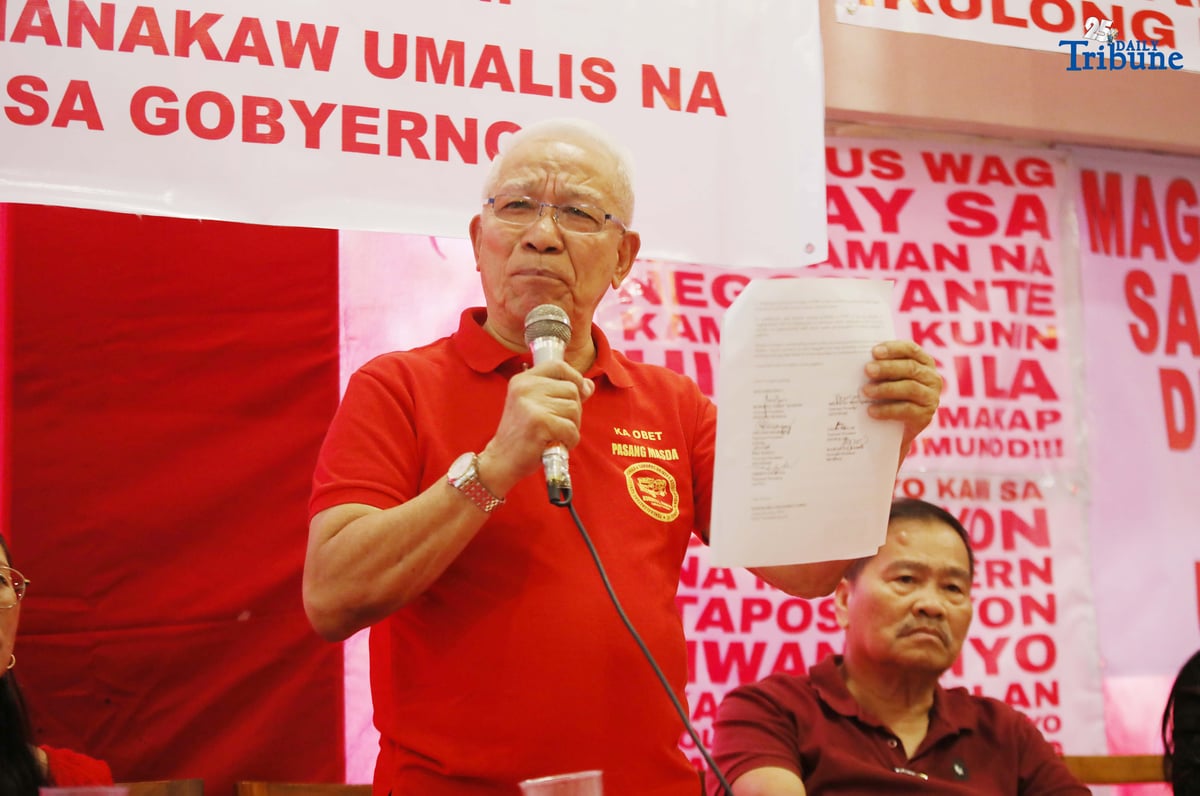 (October 02 2025) Magnificent 7 led by Ka Obet Martin of Pasang Masda shows a copy of their letter to the President Ferdinand Marcos Jr. To convey grievances against the PTMP, especially the lack of clear direction for its supporters, and call for immediate reform and replacement PTMP official and LTFRB Chairman Teofilo Guadiz III to resign, during a press conference held in Quezon City on Thursday October 2 2025. Photo/Analy Labor