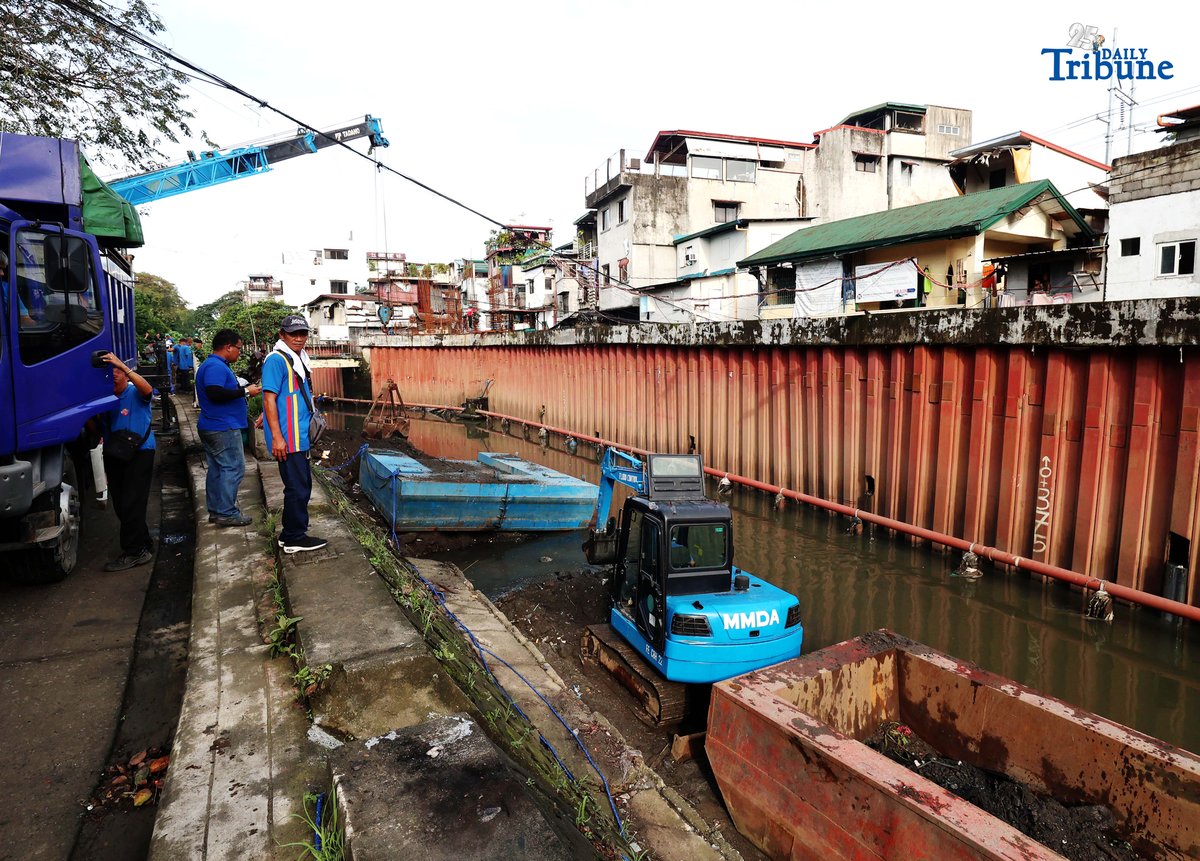 MMDA personnel clear garbage and debris along Lagarian Creek in Barangay Kalusugan on Thursday, October 2, 2025, as part of President Ferdinand Marcos Jr.’s Bayanihan sa Estero program, which seeks to ease flooding by declogging waterways.