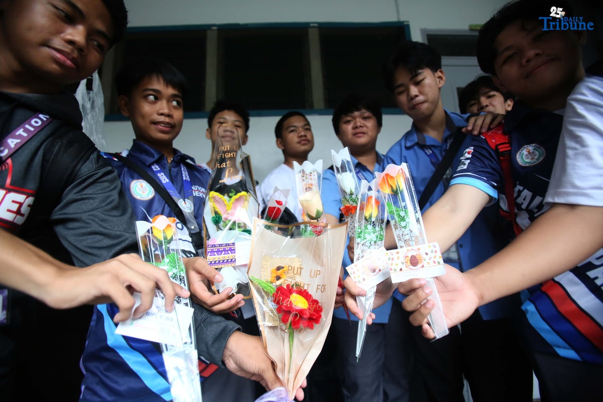 (October 03 2025) In celebration of World Teachers Day, Grade 11 Students wait their favourite teachers to give a flower during their high school time at the Justice Cecilia Munoz Palma High School in Quezon City on Friday. Photo/Analy Labor