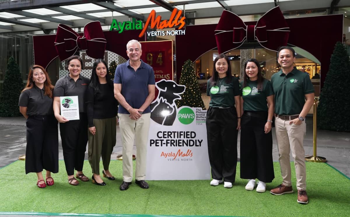 Ayala Corporation vice chairman Fernando Zobel de Ayala and PAWS executive director Atty. Anna Cabrera (center) led the ceremonial unveiling of the first Certified Pet-Friendly Seal awarded to Ayala Mall Vertis North. Also present were (from left) Ayala Malls Vertis North Senior Marketing Associate Nica Santiago, Ayala Malls Vertis North Deputy General Manager Ayi Alzola, Ayala Malls Corporate Chief-of-Staff Meigan Soriano and PAWS directors Cristina Martinez and Rich Ilustre.