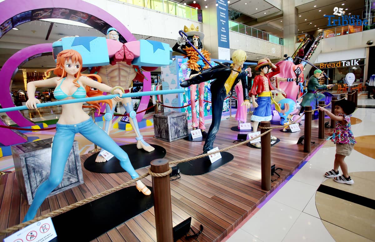 (October 04 2025) Fans of manga hit-series One Piece take souvenir photos with life-size statues of the straw hat pirate characters led by Luffy on display at the activity area of the SM City Marikina on Friday October 3 2025. Photo/Analy Labor