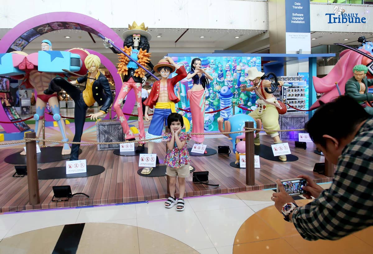 (October 04 2025) Fans of manga hit-series One Piece take souvenir photos with life-size statues of the straw hat pirate characters led by Luffy on display at the activity area of the SM City Marikina on Friday October 3 2025. Photo/Analy Labor