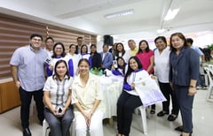 Makati teachers get gifts, praise from Binay