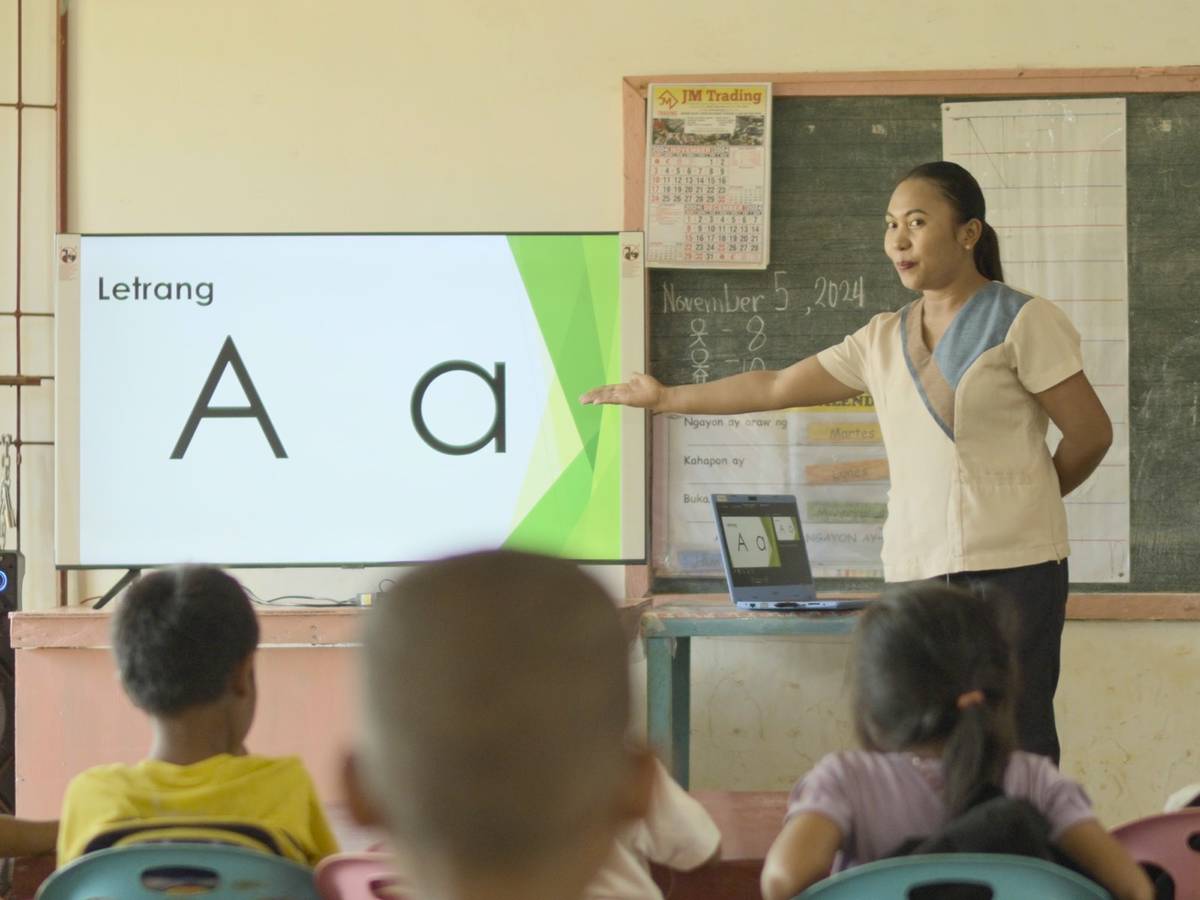 Inspired by her former teacher, Analyn Miñao from Rizal, Palawan went back to the community to teach indigenous Palaw‘an children in Calupisan Elementary School.