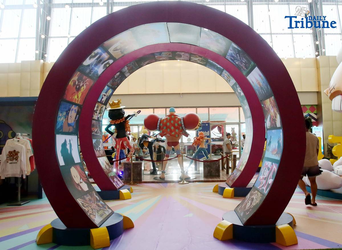 (October 04 2025) Fans of manga hit-series One Piece take souvenir photos with life-size statues of the straw hat pirate characters led by Luffy on display at the activity area of the SM City Marikina on Friday October 3 2025. Photo/Analy Labor
