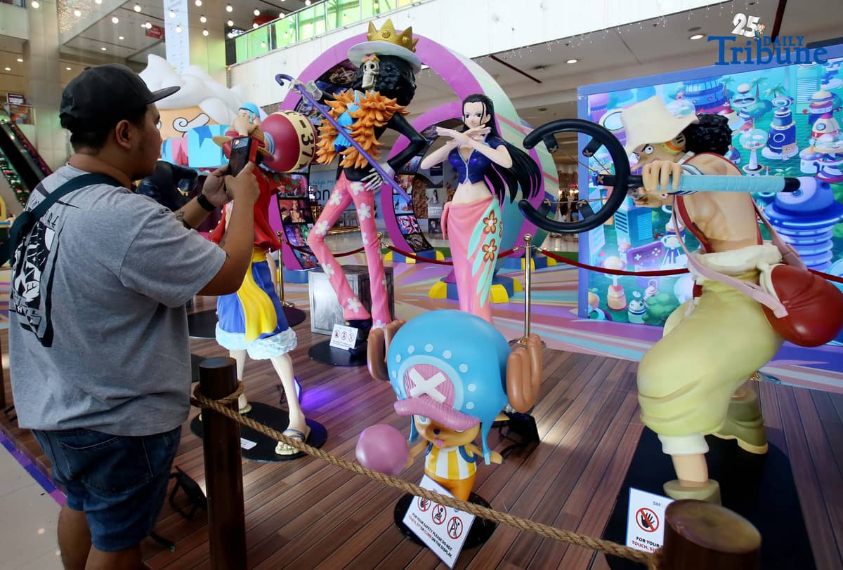 (October 04 2025) Fans of manga hit-series One Piece take souvenir photos with life-size statues of the straw hat pirate characters led by Luffy on display at the activity area of the SM City Marikina on Friday October 3 2025. Photo/Analy Labor