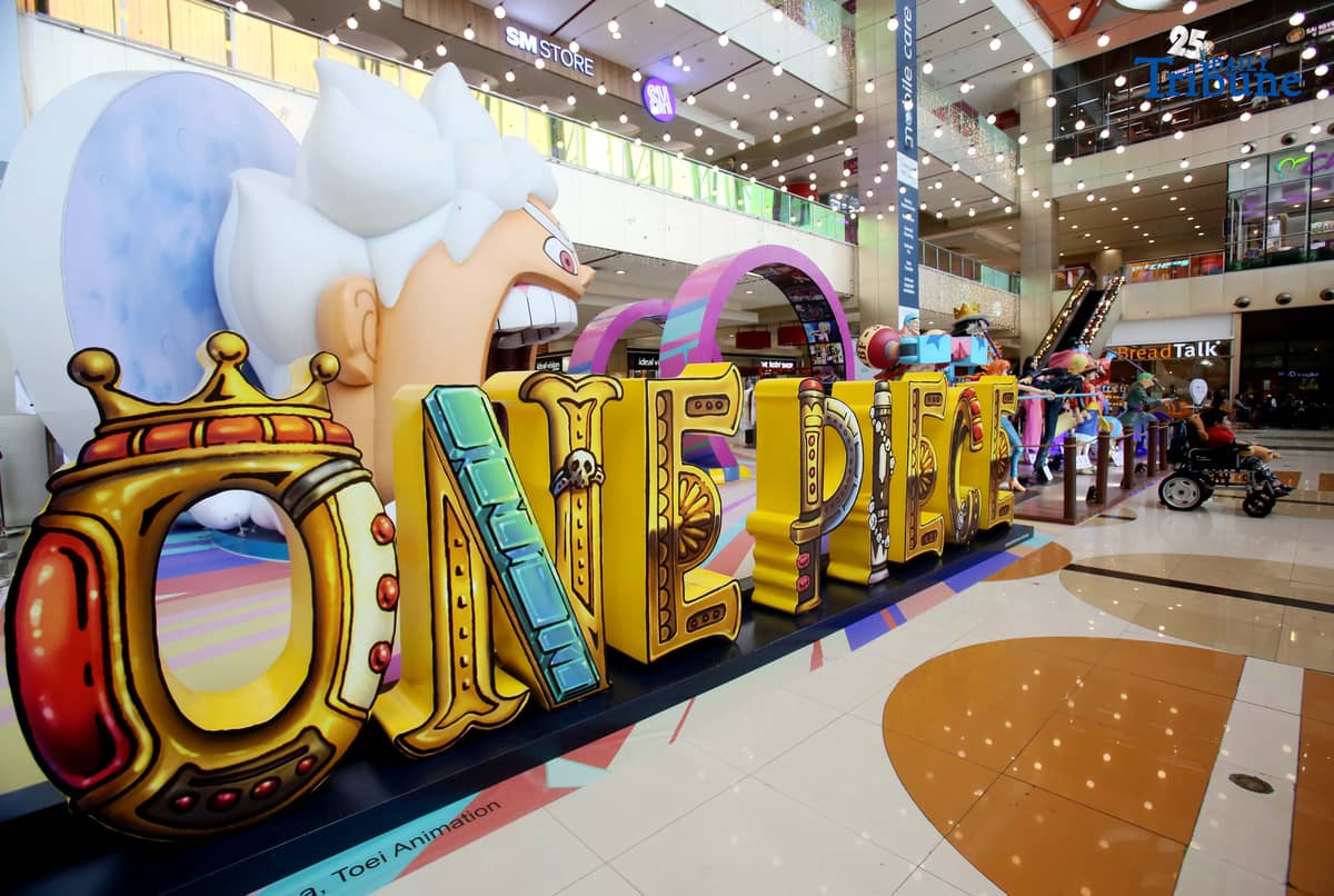 (October 04 2025) Fans of manga hit-series One Piece take souvenir photos with life-size statues of the straw hat pirate characters led by Luffy on display at the activity area of the SM City Marikina on Friday October 3 2025. Photo/Analy Labor